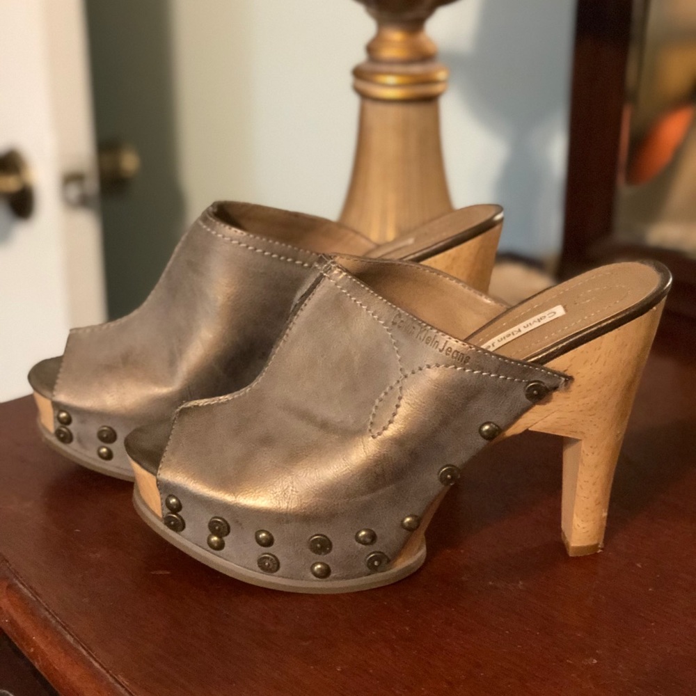 Leather heel slide